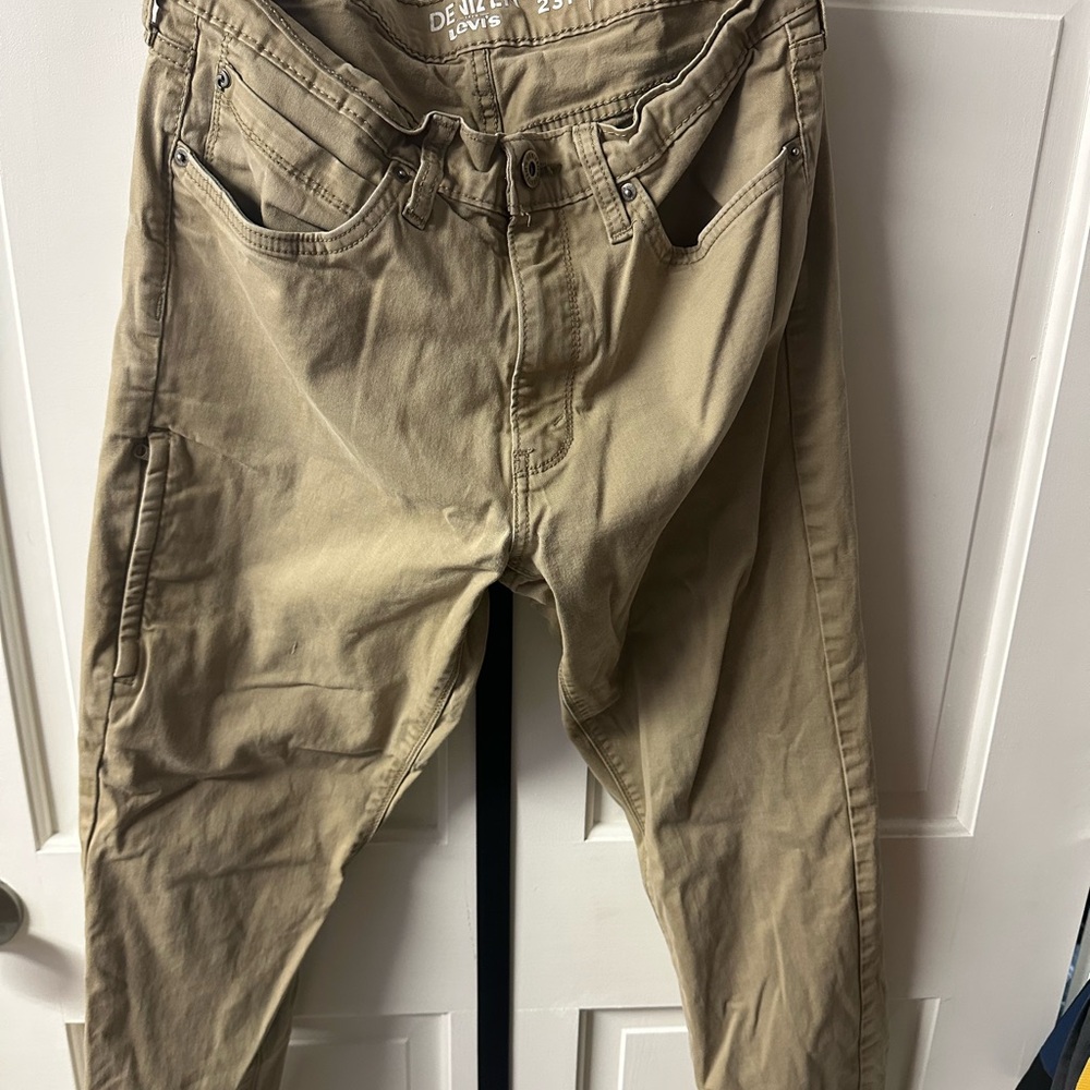 Men’s Levi’s khaki pants